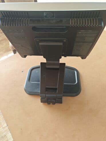 notebook hp: HP L1740 LCD monitor - Ekran diaqonalı: 17 düym (kvadrat, 5:4 format) — 3