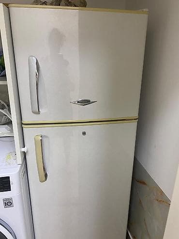 İki qapılı məişət soyuducusu - Üst kamerada dondurucu, alt kamerada