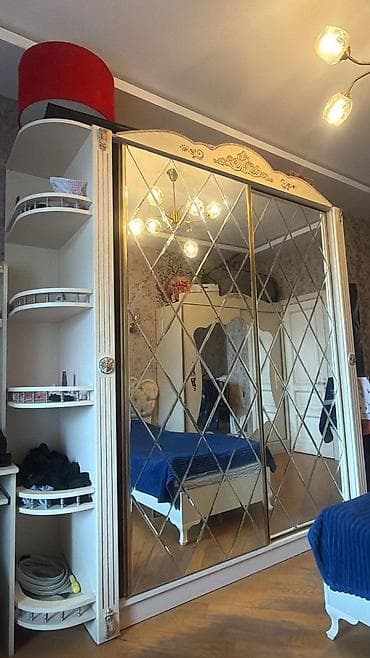 asma tavan: Klassik üslubda açıq krem rəngli qarderob şkafı - Sürgülü qapılar: ön — 1