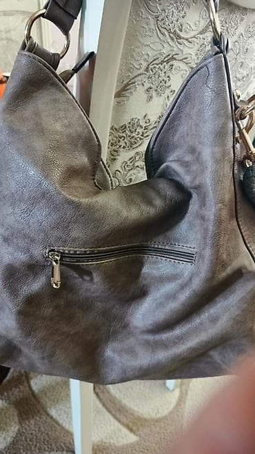 Çantalar: Qadın çantası – boz/qəhvəyi tonlarda, yumşaq dəri fakturalı hobo — 2