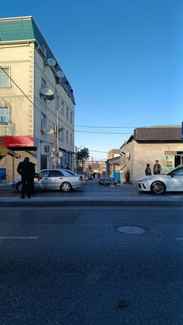 -Ev Xırdalan şəhəri, Adıgözəlov küçəsi, 34a ünvanında yerləşir