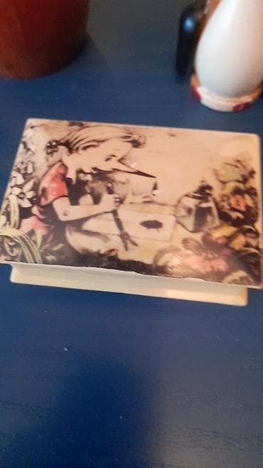 Məişət və dekor üçün müxtəlif kolleksiya əşyaları dəsti - Kiçik qutu