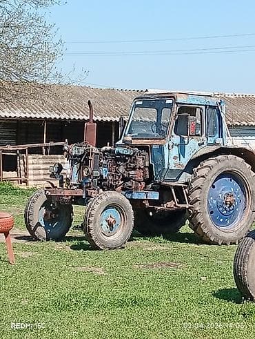 Traktor MTZ tipli (sovet istehsalına bənzər) təkərli, kabinalı. Ön