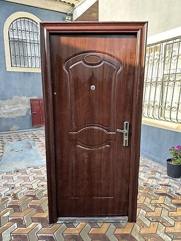 Metall giriş qapısı – tək kanatlı, qoz rəngli MDF-dekorlu