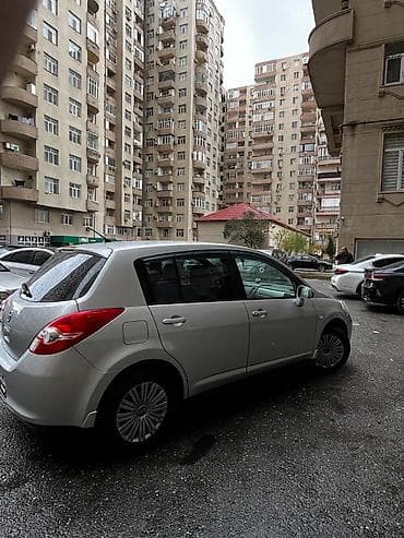 passat fara: Nissan Tiida — gümüşü rəng, 5 qapılı hetçbek. Xarici və texniki — 2