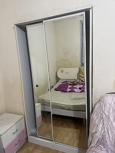 divar skafi: Güzgülü sürgülü şkaf - 3 bölməli konstruksiya: ortada tam boy güzgü — 1
