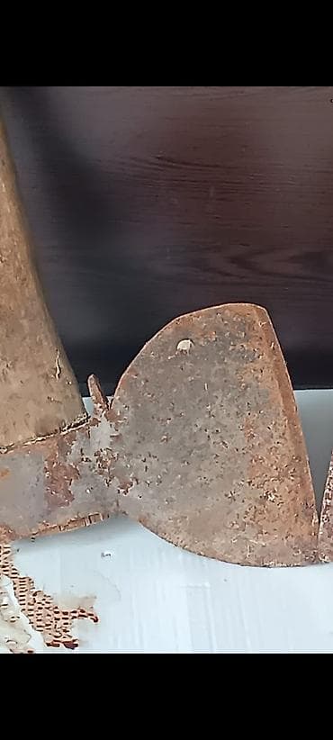 kirpi eti: 3 dənə ət baltası var razılaşma yoluyla rusun baltalarıdı Qeyd: - — 2