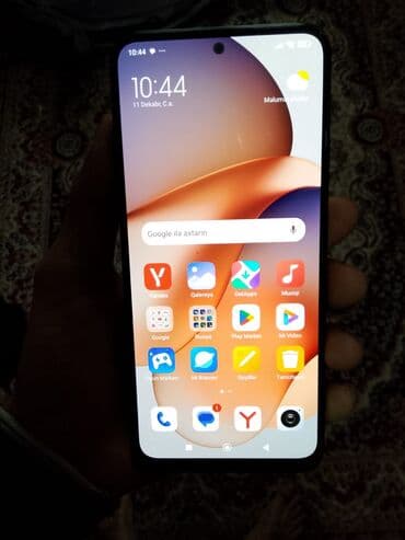 Xiaomi Redmi smartfon - Ekran: tam ekran dizayn, mərkəzi “delik” ön