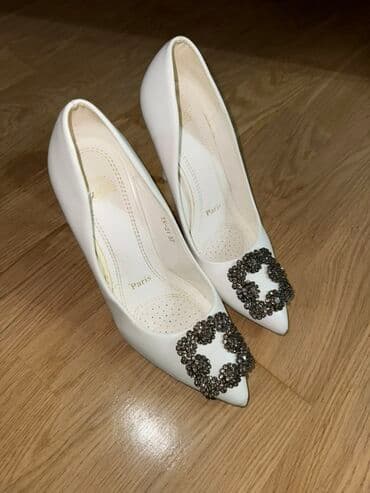 женские толстовки на молниями: Ağ rəngli zərif qadın tuflisi - Stil: sivri burun, nazik hündür daban — 1