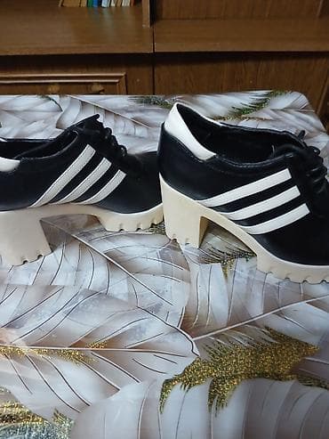 adidas dest: Qadın geyim və ayaqqabı dəsti - Qırmızı sport jilet: yüngül, şişmə — 3