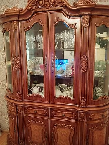 Klassik üslubda vitrin-bufet - Material: ağac əsaslı massiv
