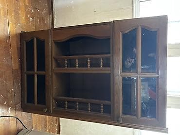 Taxta vitrin/dolab - Material: təbii ağac (qoz rəngində). - Dizayn