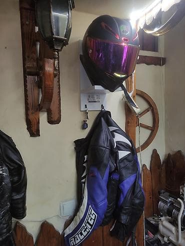 lovhə ayaqlı: Moto dəbilqə və motosiklet geyimi üçün divar asqısı - Üst hissədə — 4