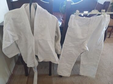 karate paltarı: Ağ rəngdə, Mizuno markasına aid cüdo geyimi. Bu dəstə kimono və şalvar — 2