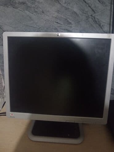 universal monitor: HP brendindən olan bu monitor standart ölçülü ekranı və gümüşü — 1