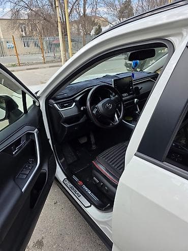 mersedes disk r15: Toyota RAV4 – ağ rəng, qara dam, 5 qiymətli yerlik kompakt SUV — 4