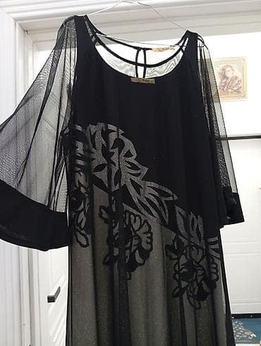 Qara şifon paltar - Model: A-kesim, geniş siluetli, iri çiçək