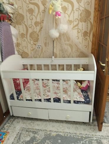 Uşaq beşiyi – ağ rəngdə, klassik slatlı dizayn. Xüsusiyyətlər: -