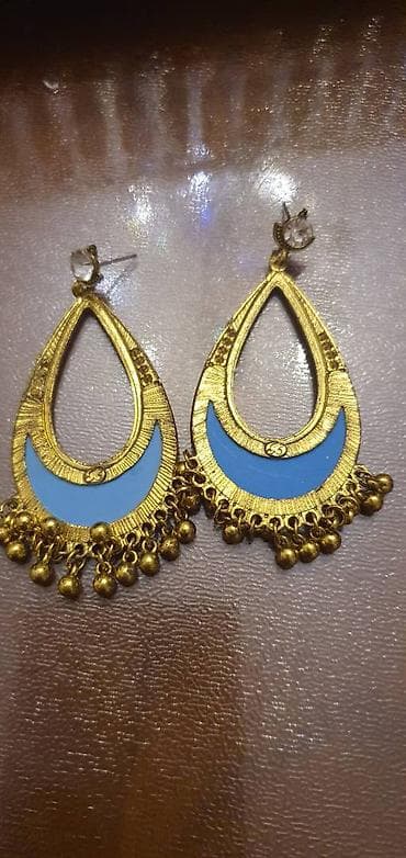 Göz dəymənin qarşısını alan sırğa.Sırğa iki terefli. gözəl Şərq