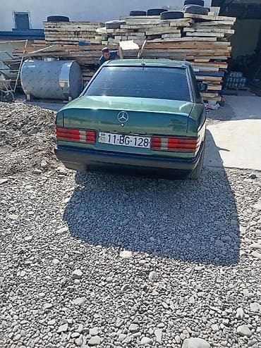 190 radiator: Mercedes-Benz 190 (W201) sedan - Kuzov: 4 qapılı sedan, tünd yaşıl — 4