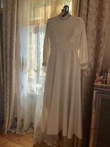Ağ rəngli uzun don - Üslub: zərif və klassik - Yaxa: qapalı/stoyka