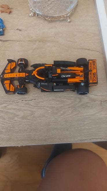 LEGO üslubunda yığma model – Formula 1 bolidi - Rəng: narıncı-qara