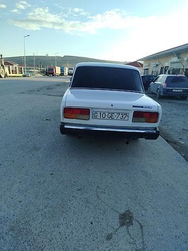 13 diskler: Lada 2107, ağ rəng, sedan kuzov. Arxa ötürücülü klassik model. 4 qapı — 1