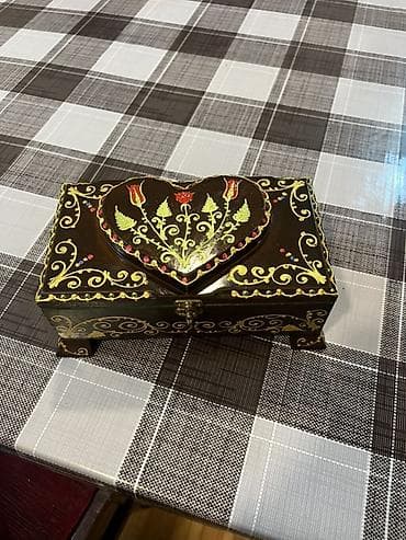 Əl işi taxta zərgərlik/qutu - Material: ağac - Üzərində əl ilə