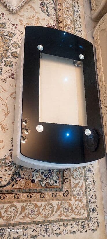 tom guldan: Qonaq otağı dəsti – klassik dizayn Tərkib: - 1 ədəd 3 nəfərlik divan — 6