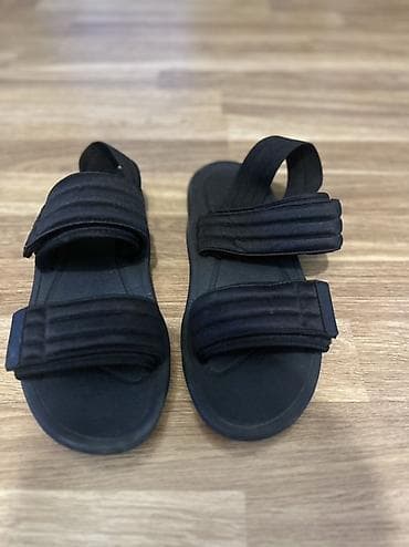 Botinkalar: Qara rəngli uniseks sandalet - Minimalist dizayn: iki geniş, yastıqlı — 1