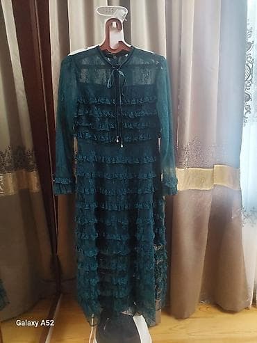 koja donlar: Tünd zümrüd-yaşıl rəngdə zərif ziyafət/libas. Rəngin dərinliyi və — 1