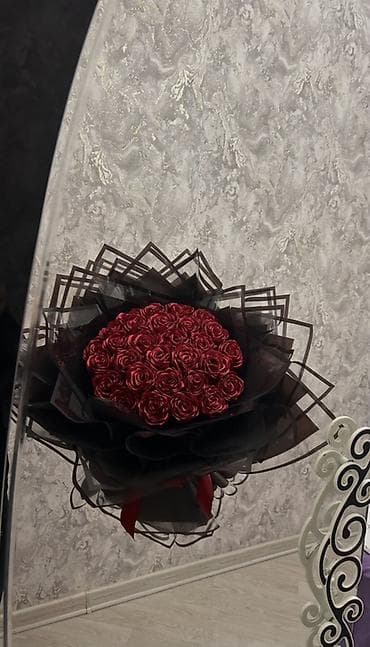 qebir ustu guller: Qara dizaynlı dəbdəbəli gül buketi - Tərkibi: sıx kompozisiyada — 2