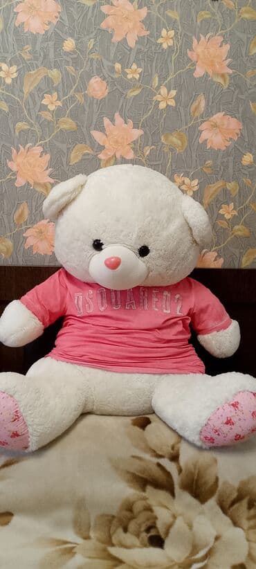 Böyük ölçülü yumşaq oyuncaq ayı - Rəng: ağ, burnu çəhrayı - Geyim