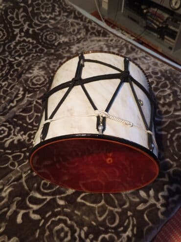 klassik gitar: Azərbaycan nağarası - Korpus: silindrik, mərmər naxışlı ağ gövdə - — 2