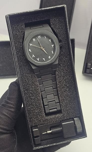 Qara metal korpus və metal qolbaqlı analog qol saatı. - Minimalist mat — 1