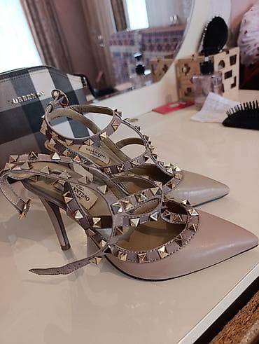 Valentino Garavani Rockstud tərzində qadın stilettoları - Model