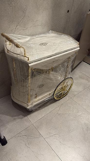 Zərif dizaynlı servis/çay arabası - Rəng: ağ korpus, qızılı detallar