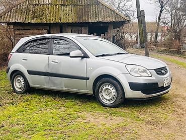 2106 masin 2005: Kia Rio hatchback, gümüşü rəng. - Kuzov: 5 qapılı, kompakt hatchback — 2
