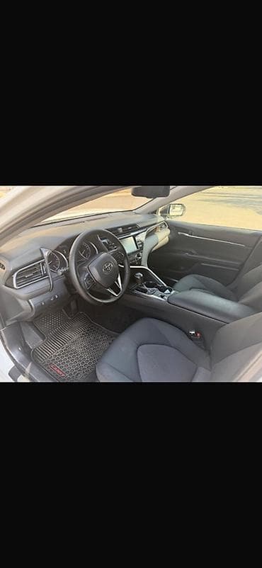 camry stop: Toyota Camry – ağ rəng, sedan kuzov, dinamik və zərif dizayn — 5