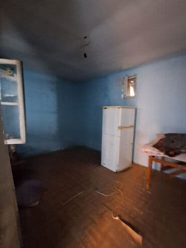 2 otaqlı həyət evi/sahə - Daş hasarla əhatəli kiçik həyət, darvaza