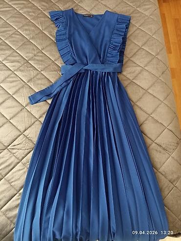 Mavi rəngli, zərif qadın paltarı. Model: pliseli ətək və kəmərli bel