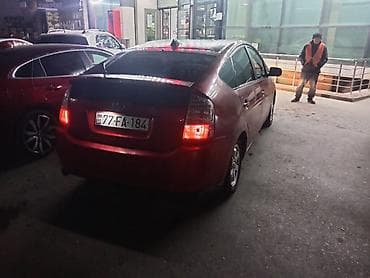 qalmaq şərti ilə prius: Toyota Prius hibrid hetçbek, qırmızı rəng. - Kuzov: 5 qapı — 3