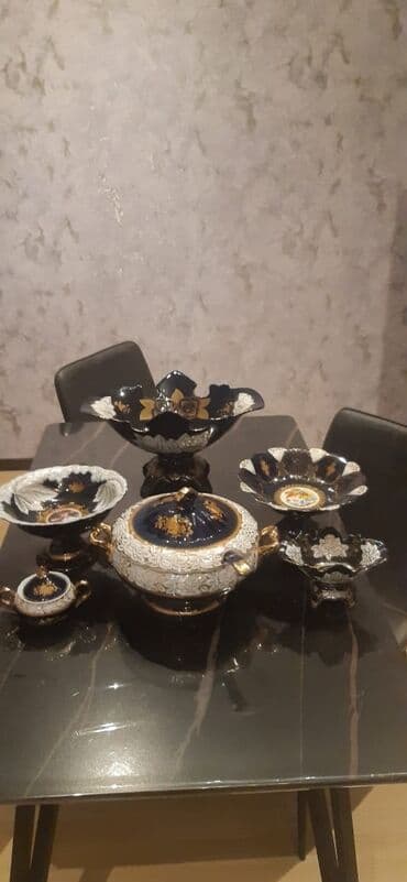 rəsm dəsti: Zərif dekorlu porselen süfrə dəsti Tərkibi: - 1 ədəd iri ayaqlı meyvə — 1