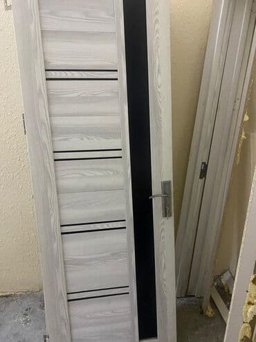 otaq qapilari islenmis: Ağ-boz rəng palitrasında modern interyer qapısı - Material — 1