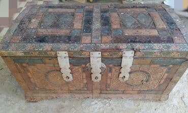 Qədimi cehiz sandığı. 19-cu əsrə (1800-cü illərin sonu) aid metal ilə — 2