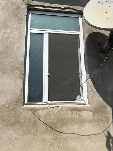 kombi panel: Ağ rəngli PVC pəncərə çərçivəsi və sürüşən torlu (mesh) pəncərə — 1
