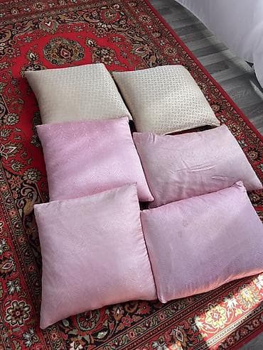 Toyuğ tükü yastıqın biri 10 manat - Sayı: 6 ədəd - Forma: kvadrat - — 1