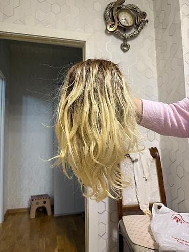 Sarı ombre rəngli, dalğalı qısa parik/saç tutması. Təbii saçdır - — 4