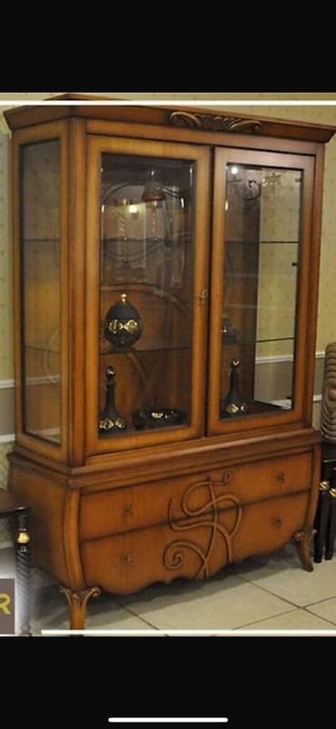 qedimi esyalar: Klassik üslubda vitrin-bufet - Material: Təbii ağac karkas, şüşə — 1