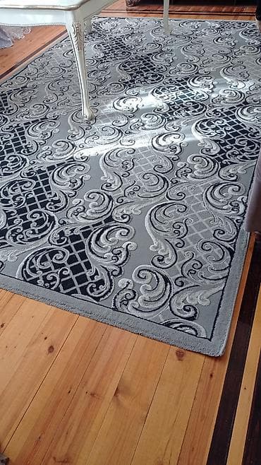 döşeme silen: Gümüş-boz və tünd boz tonlarda, barokko üslublu naxışlara malik xalça — 1